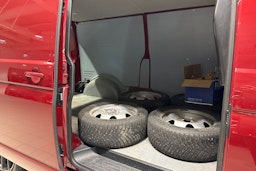 punainen Volkswagen Transporter 2022 kuva 16.