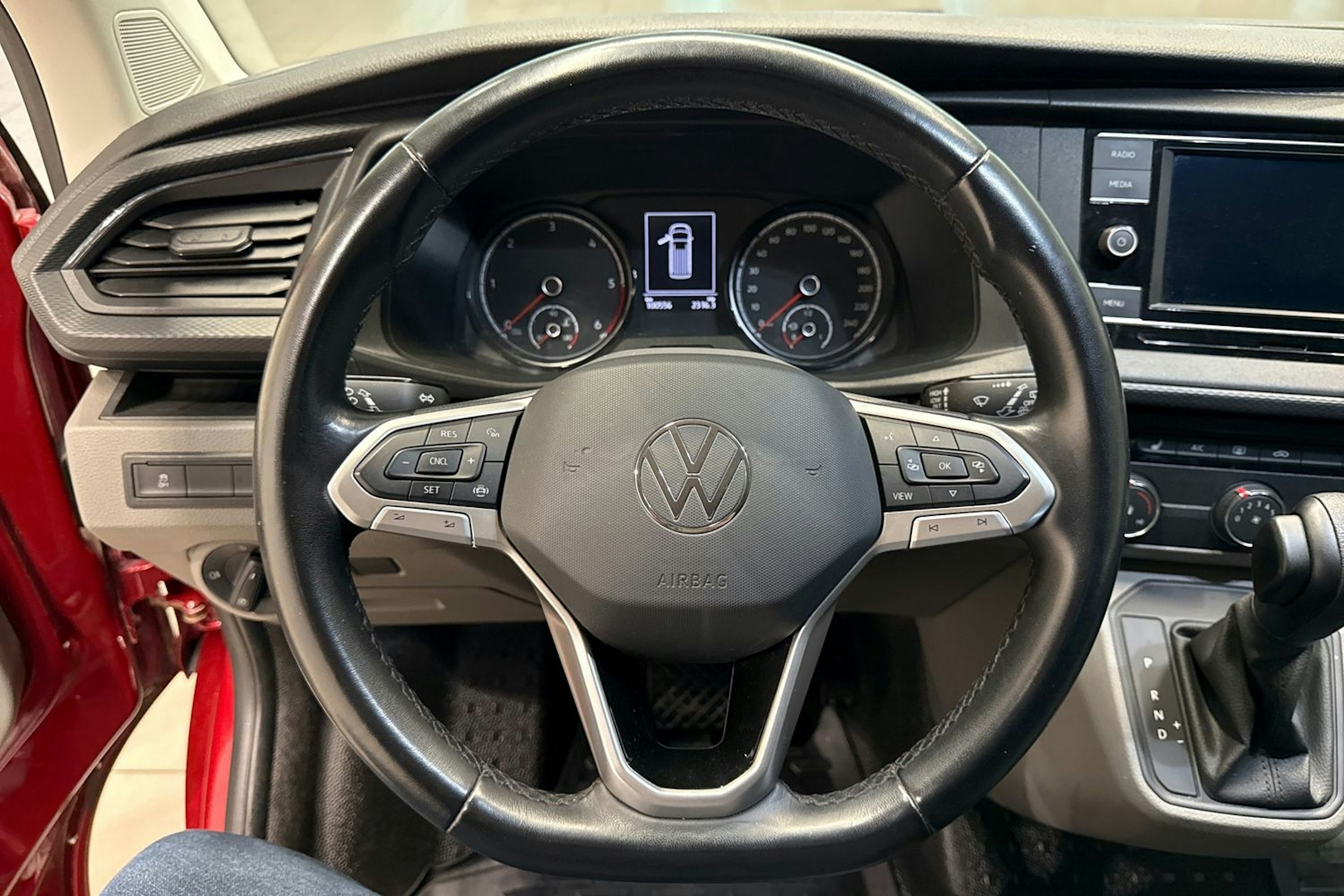 punainen Volkswagen Transporter 2022 kuva 17.