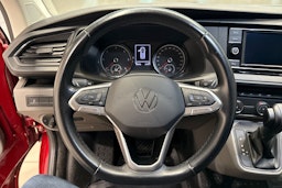 punainen Volkswagen Transporter 2022 kuva 17.