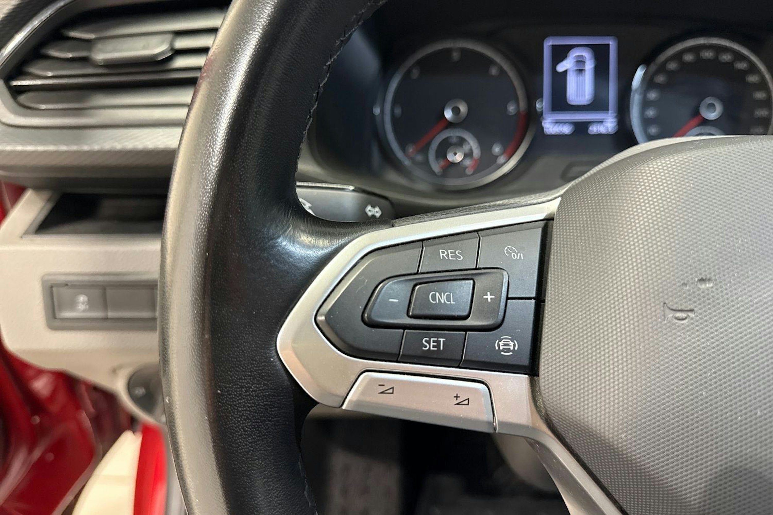 punainen Volkswagen Transporter 2022 kuva 18.