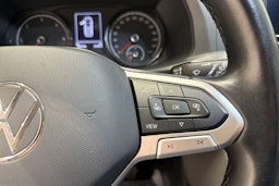 punainen Volkswagen Transporter 2022 kuva 19.