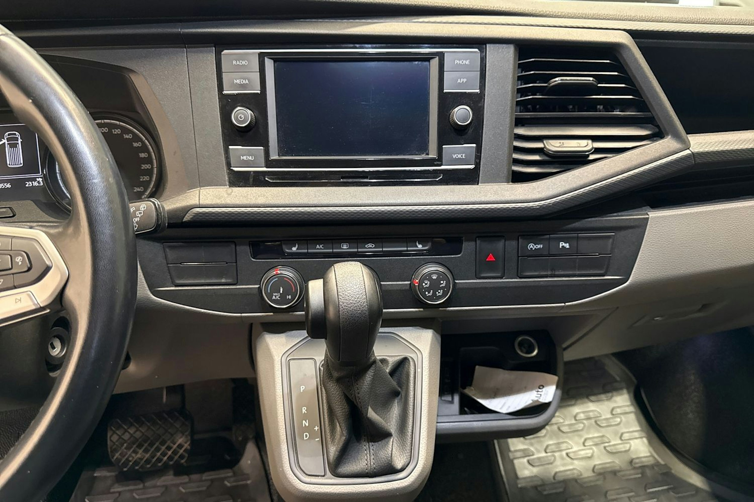 punainen Volkswagen Transporter 2022 kuva 20.