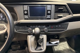 punainen Volkswagen Transporter 2022 kuva 20.