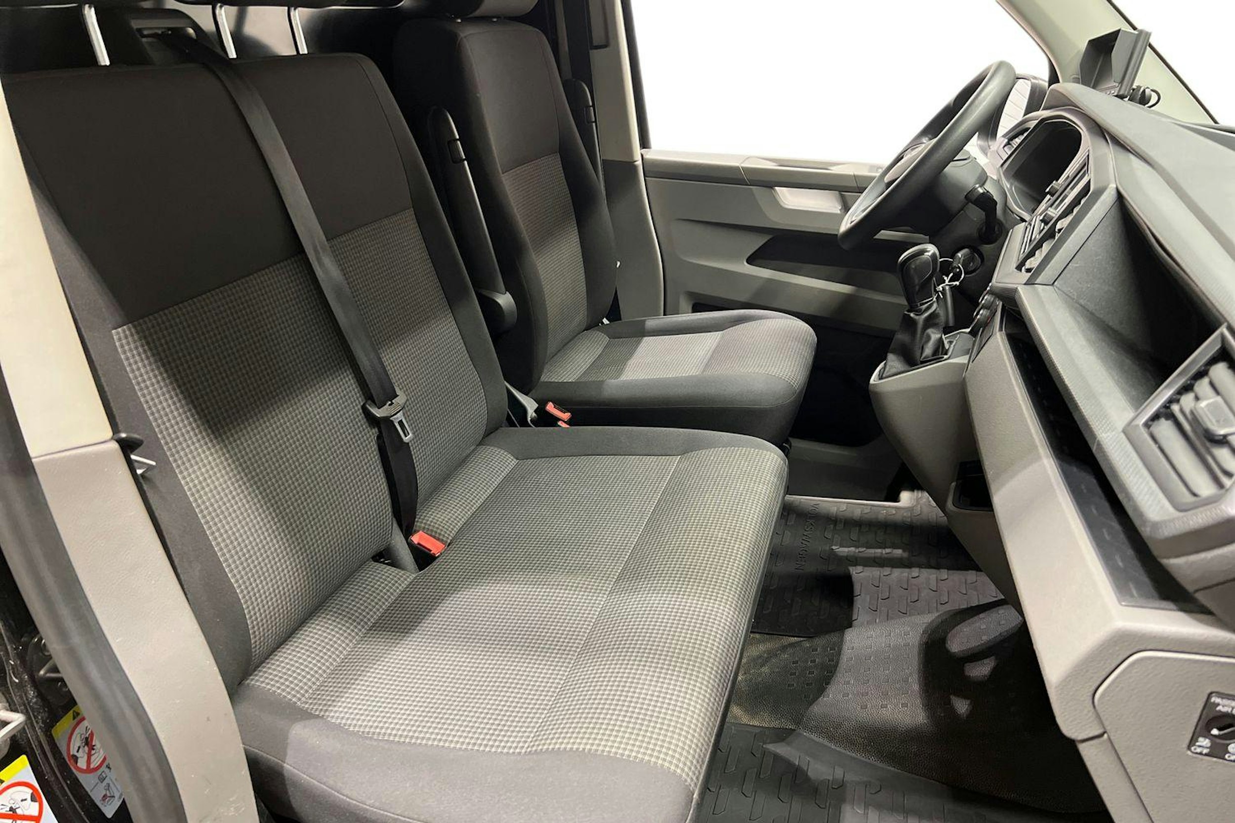 musta Volkswagen Transporter 2022 kuva 11.
