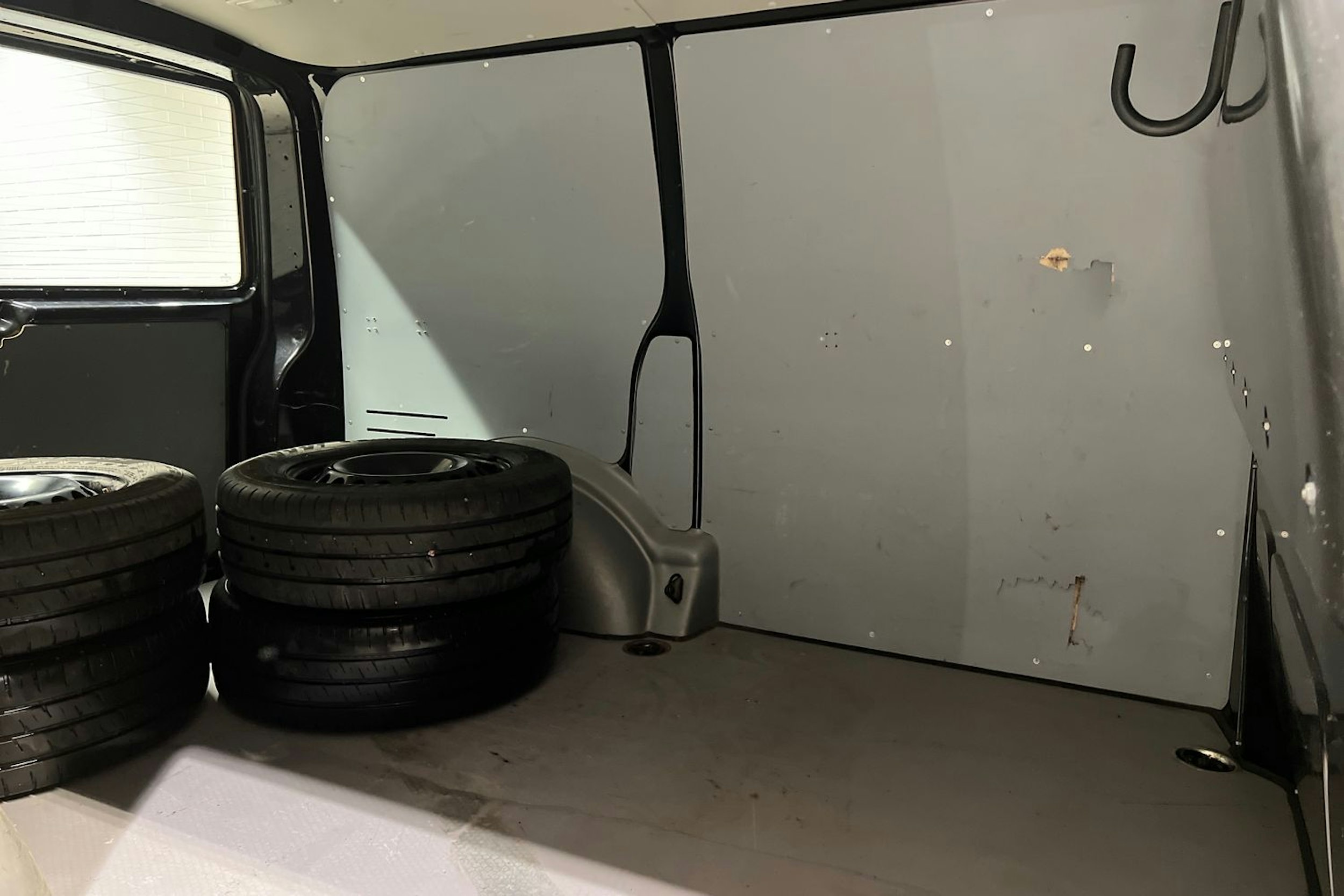 musta Volkswagen Transporter 2022 kuva 17.