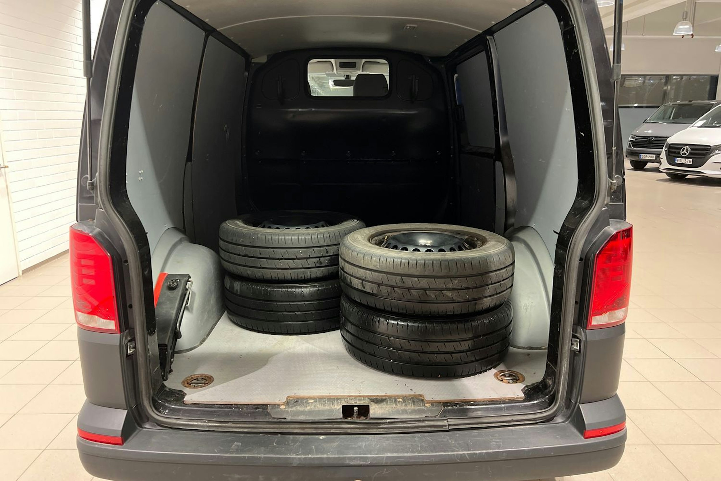 musta Volkswagen Transporter 2022 kuva 18.