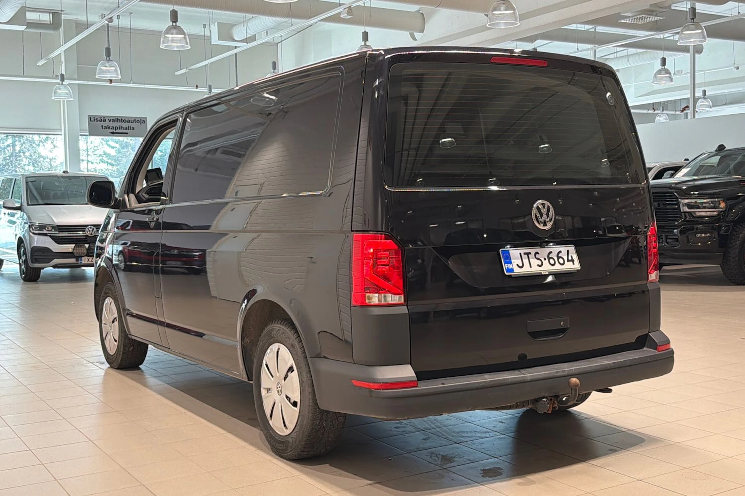 musta Volkswagen Transporter 2022 kuva 23.