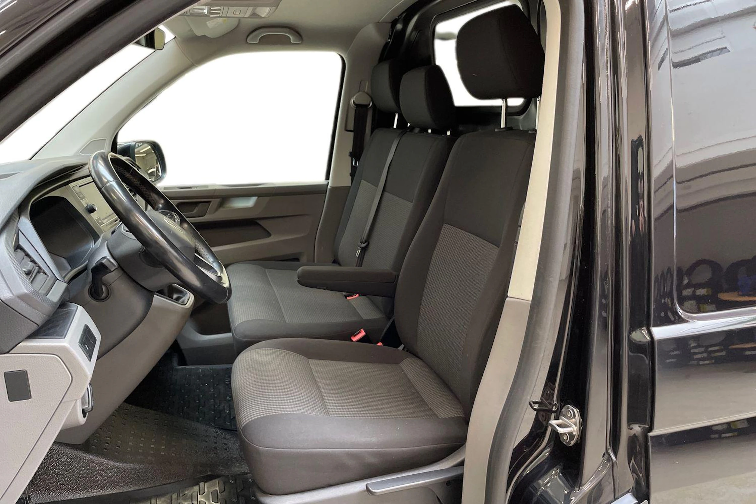 met. musta Volkswagen Transporter 2022 kuva 8.