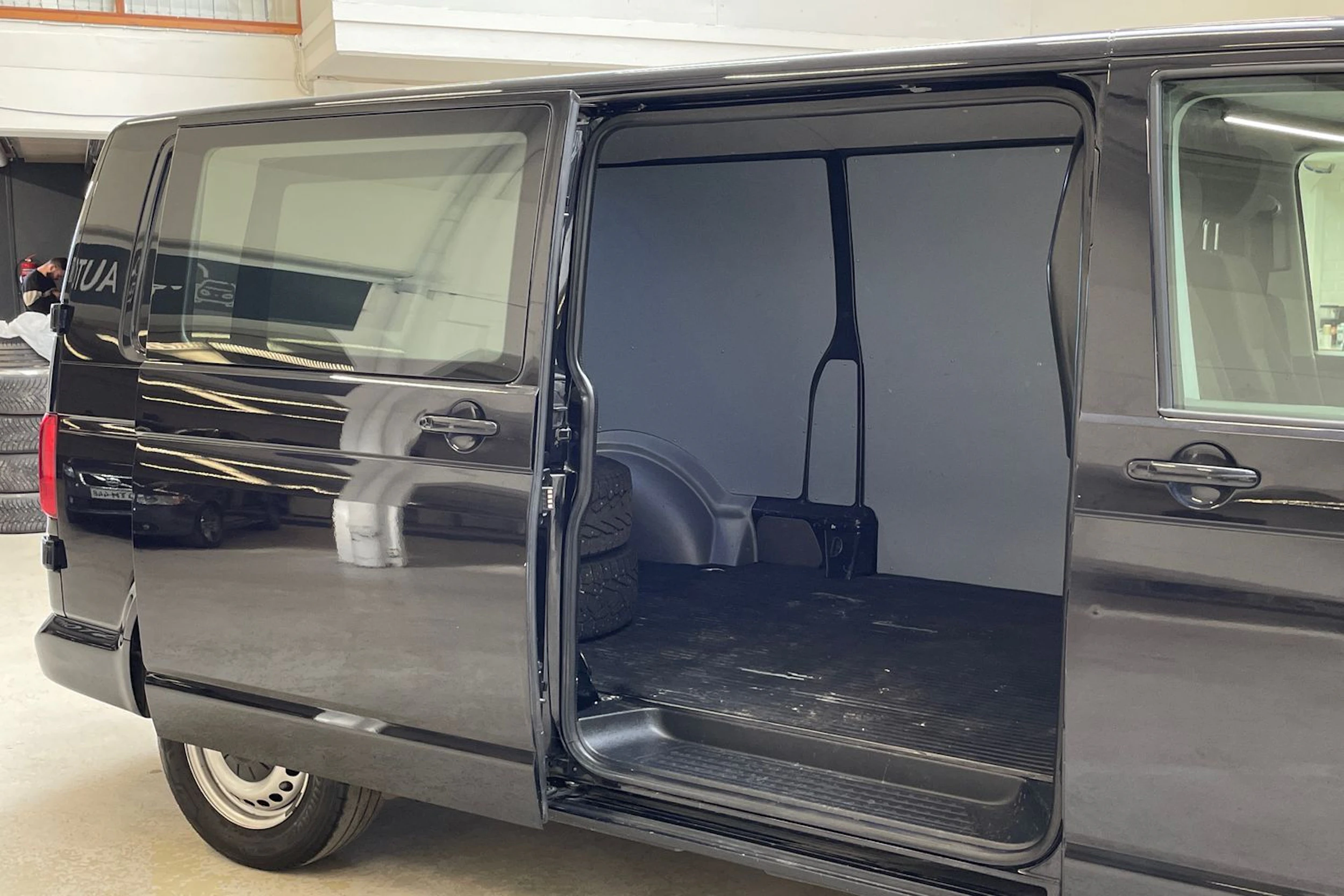 met. musta Volkswagen Transporter 2022 kuva 12.