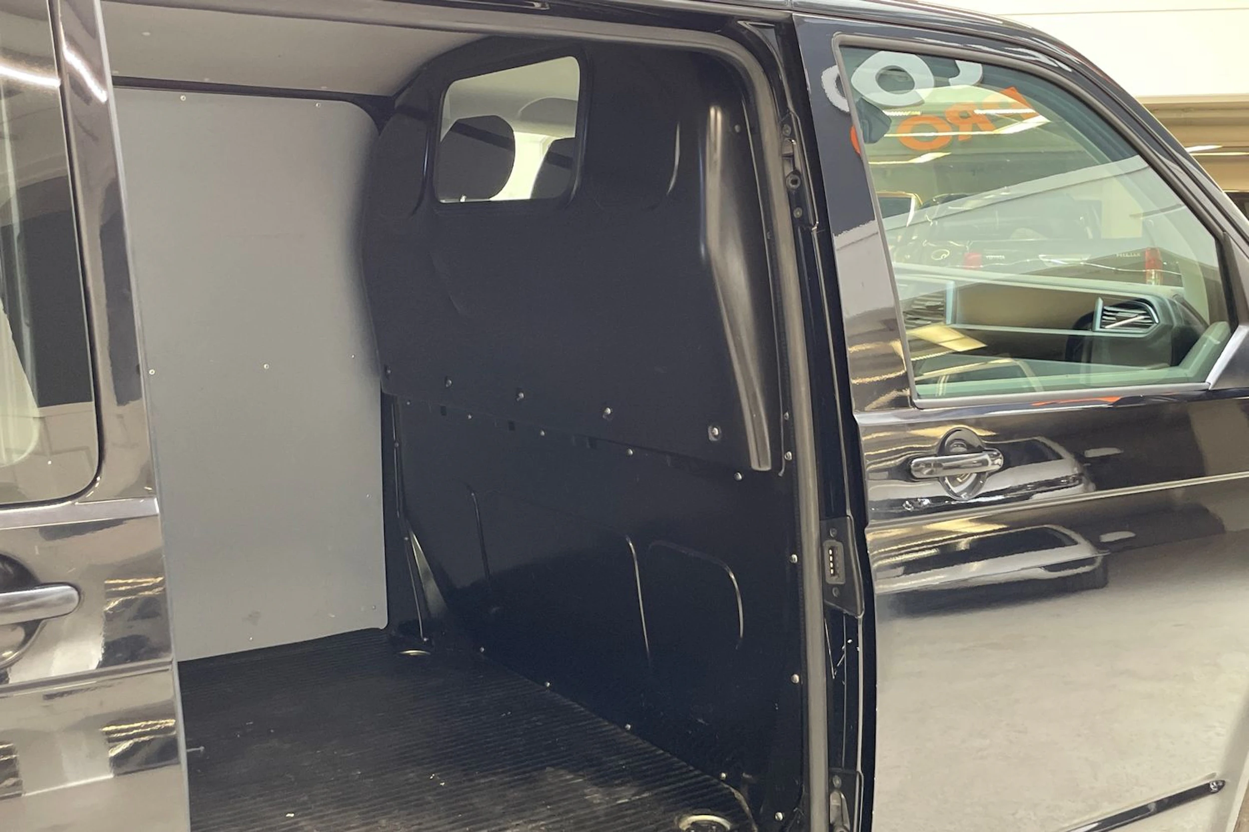 met. musta Volkswagen Transporter 2022 kuva 14.