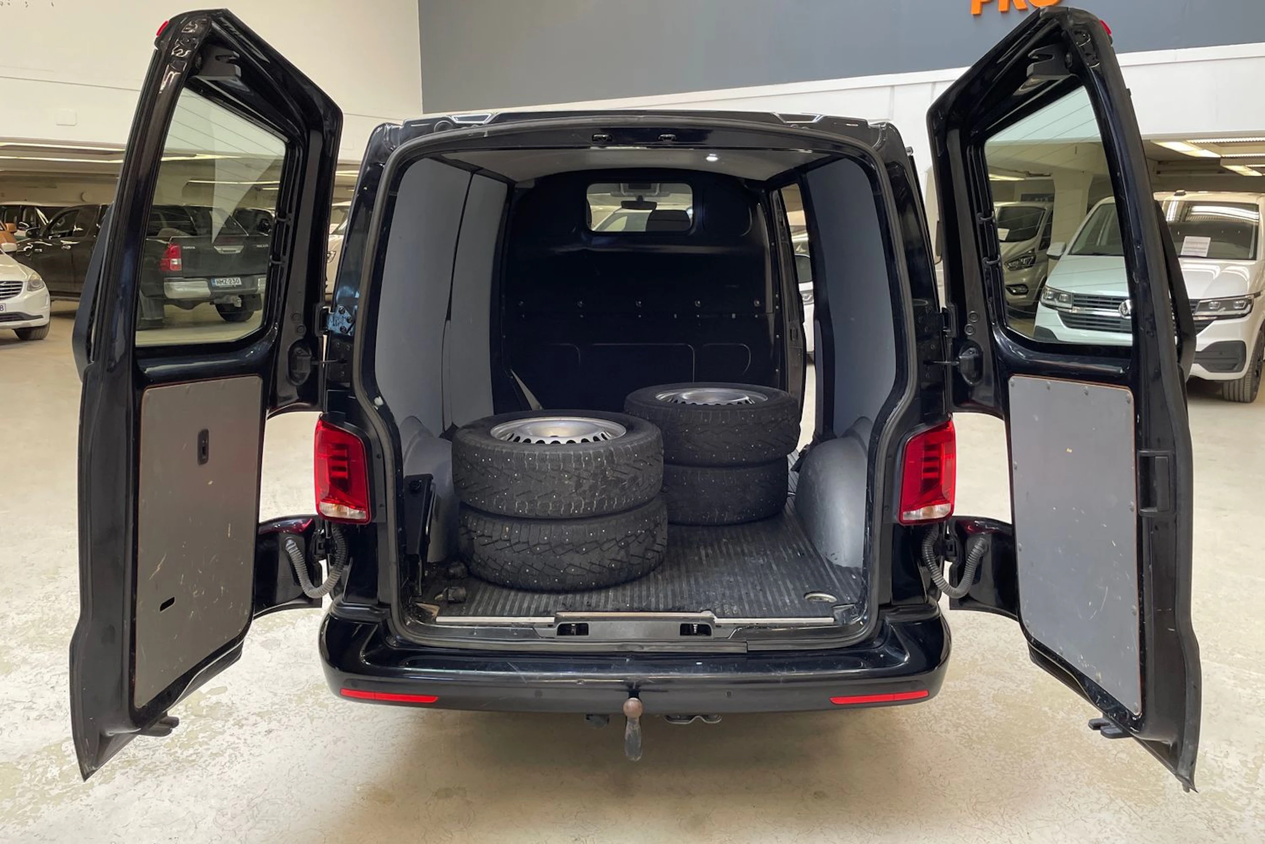 met. musta Volkswagen Transporter 2022 kuva 15.