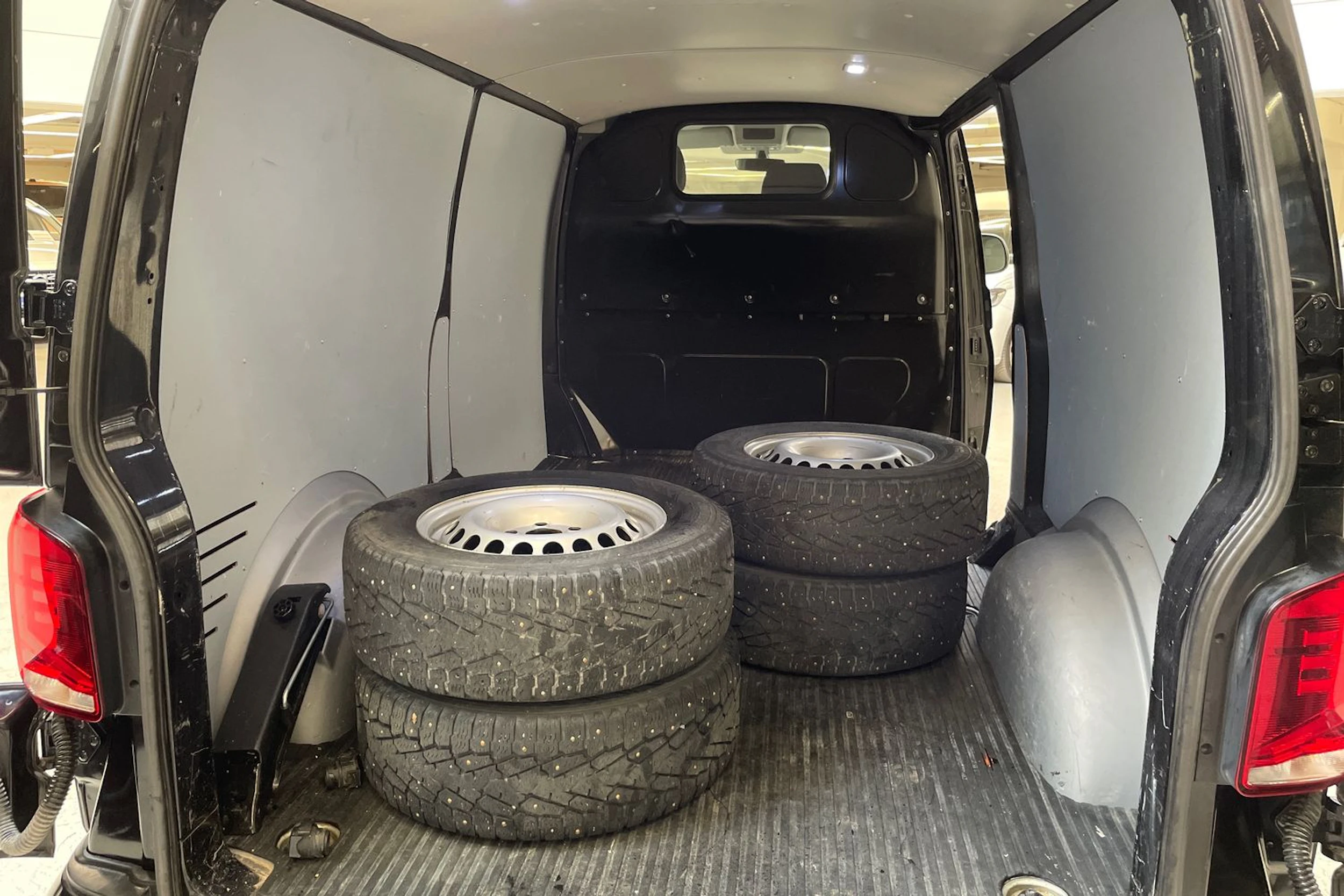 met. musta Volkswagen Transporter 2022 kuva 16.