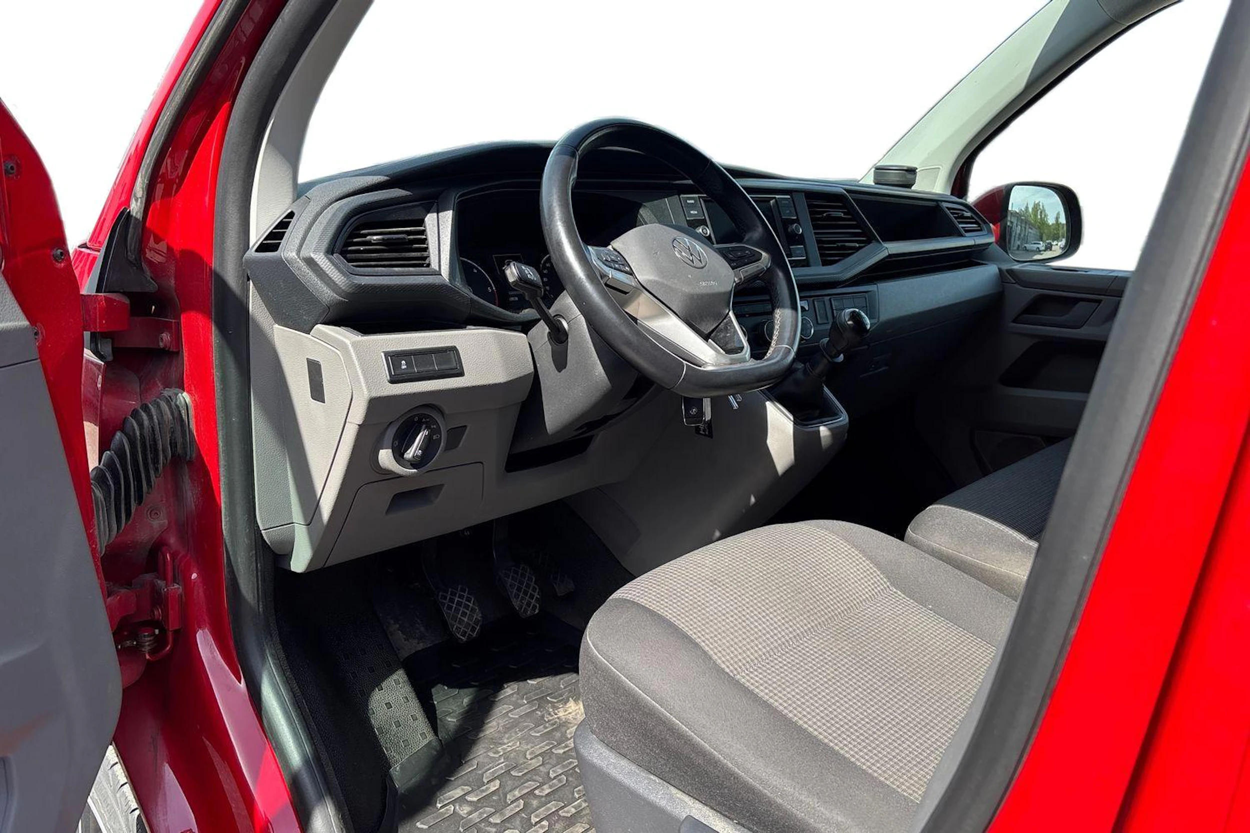 punainen Volkswagen Transporter 2022 kuva 3.