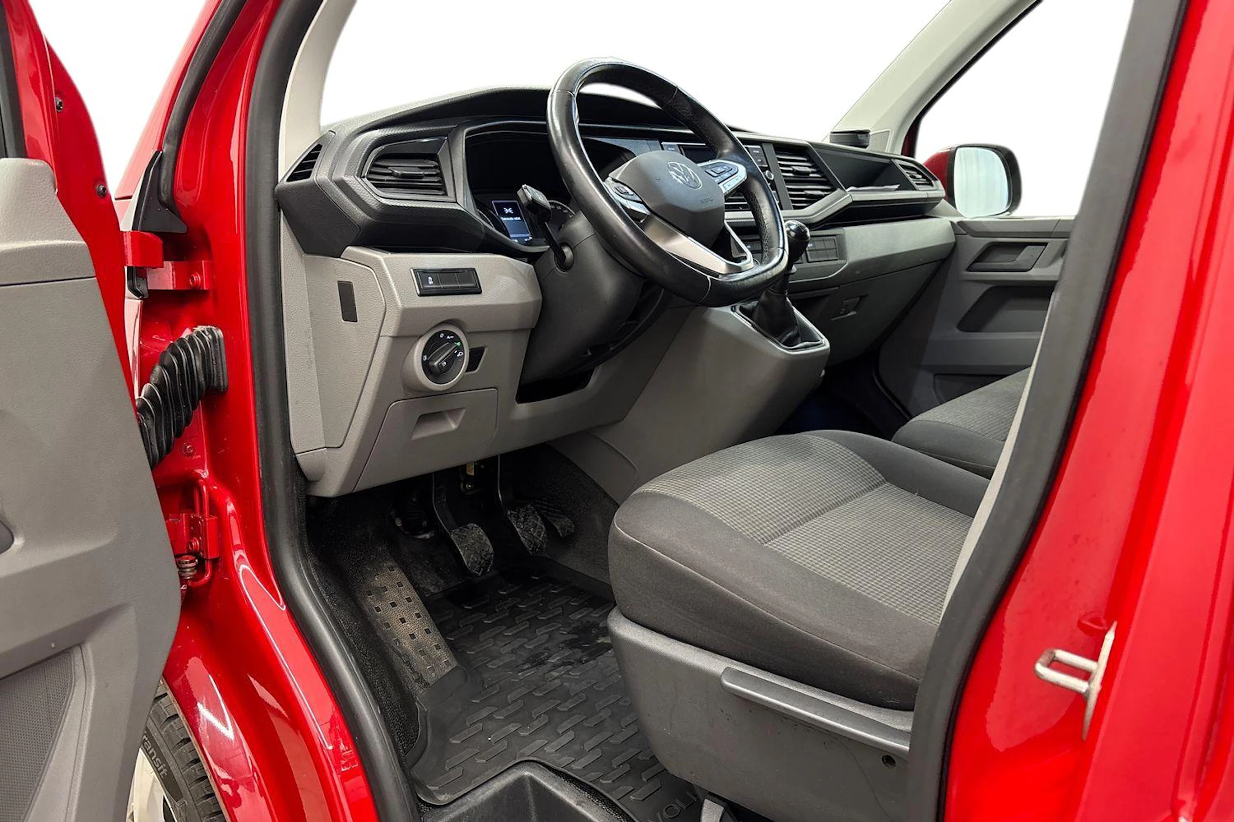 punainen Volkswagen Transporter 2022 kuva 8.