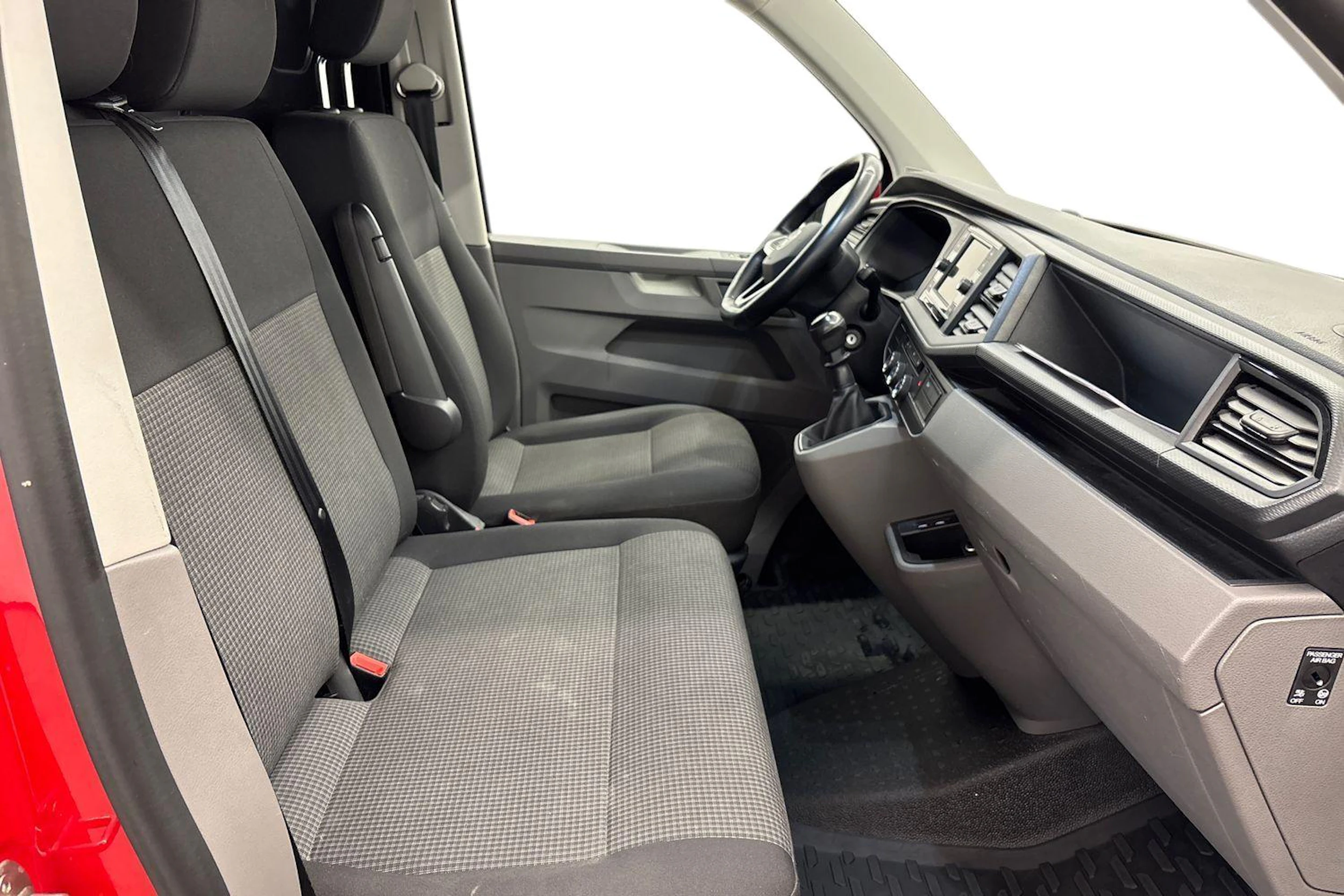 punainen Volkswagen Transporter 2022 kuva 11.
