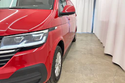 punainen Volkswagen Transporter 2022 kuva 15.