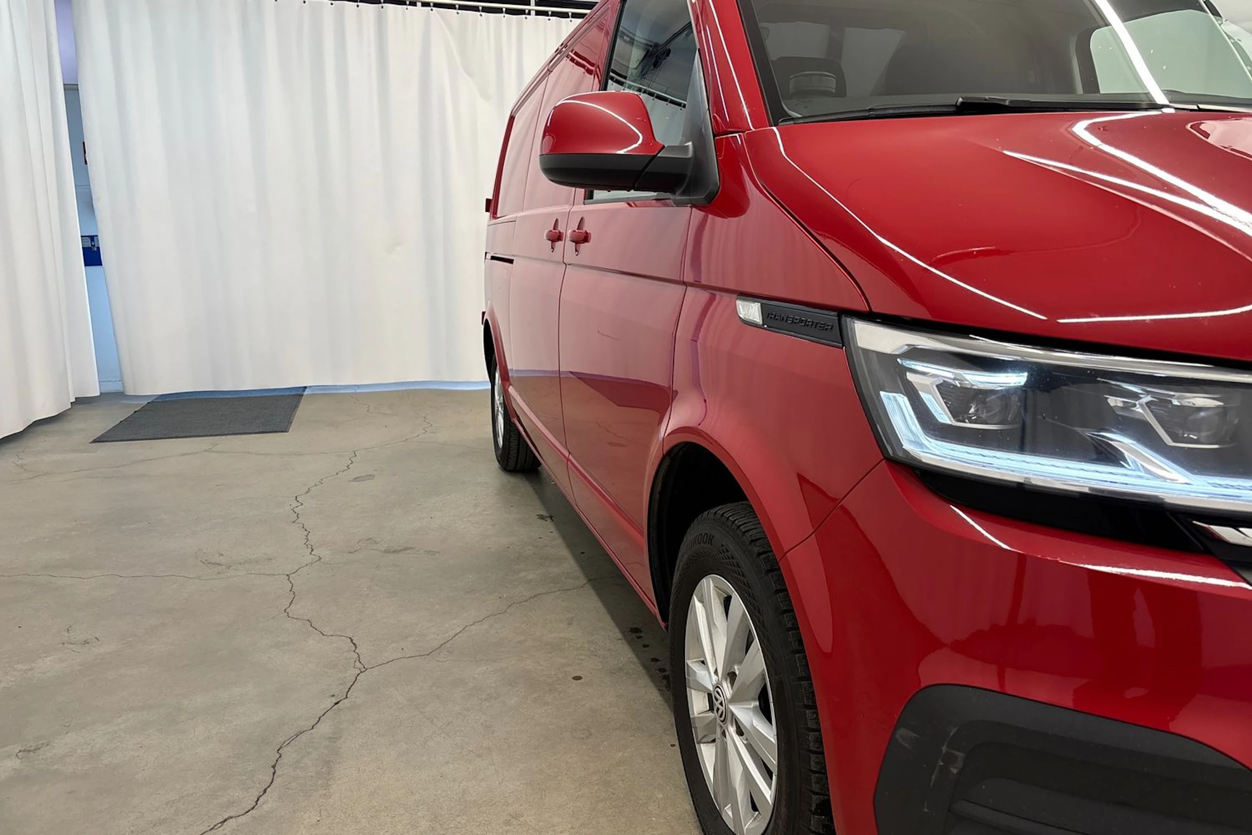 punainen Volkswagen Transporter 2022 kuva 16.