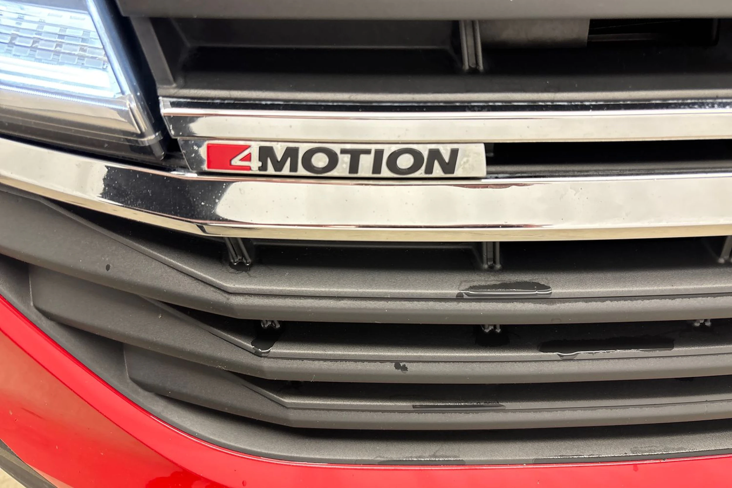 punainen Volkswagen Transporter 2022 kuva 17.