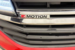 punainen Volkswagen Transporter 2022 kuva 17.