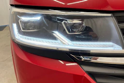 punainen Volkswagen Transporter 2022 kuva 18.