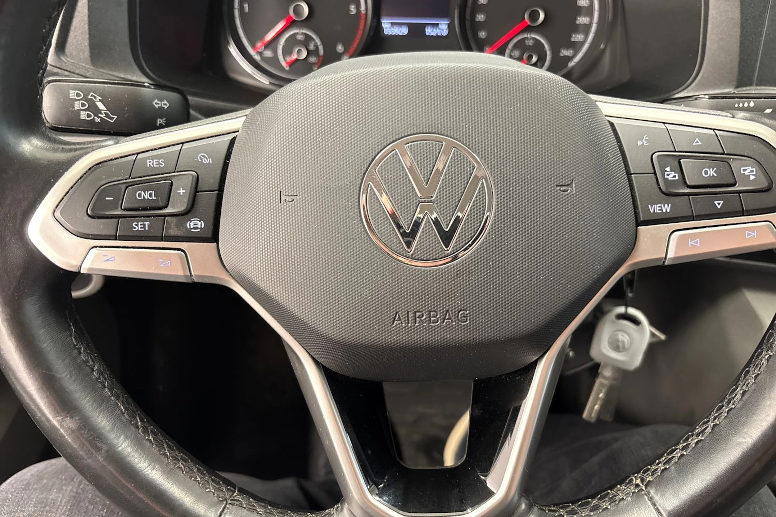punainen Volkswagen Transporter 2022 kuva 19.