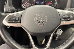 punainen Volkswagen Transporter 2022 kuva 19.