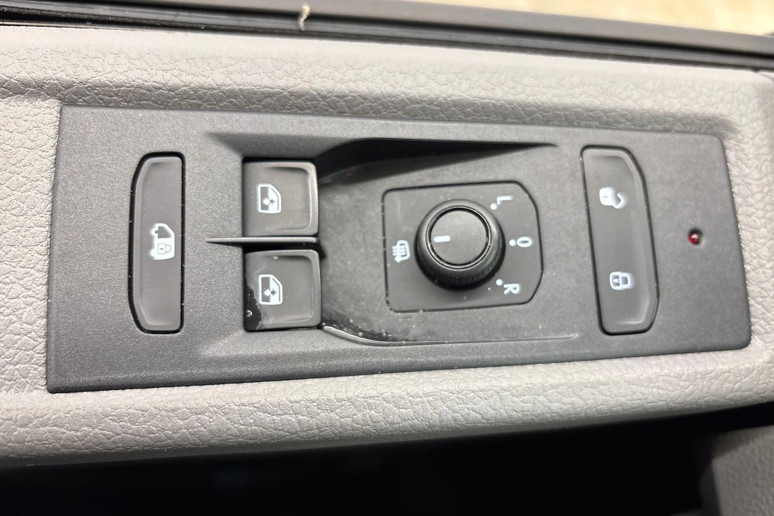 punainen Volkswagen Transporter 2022 kuva 22.