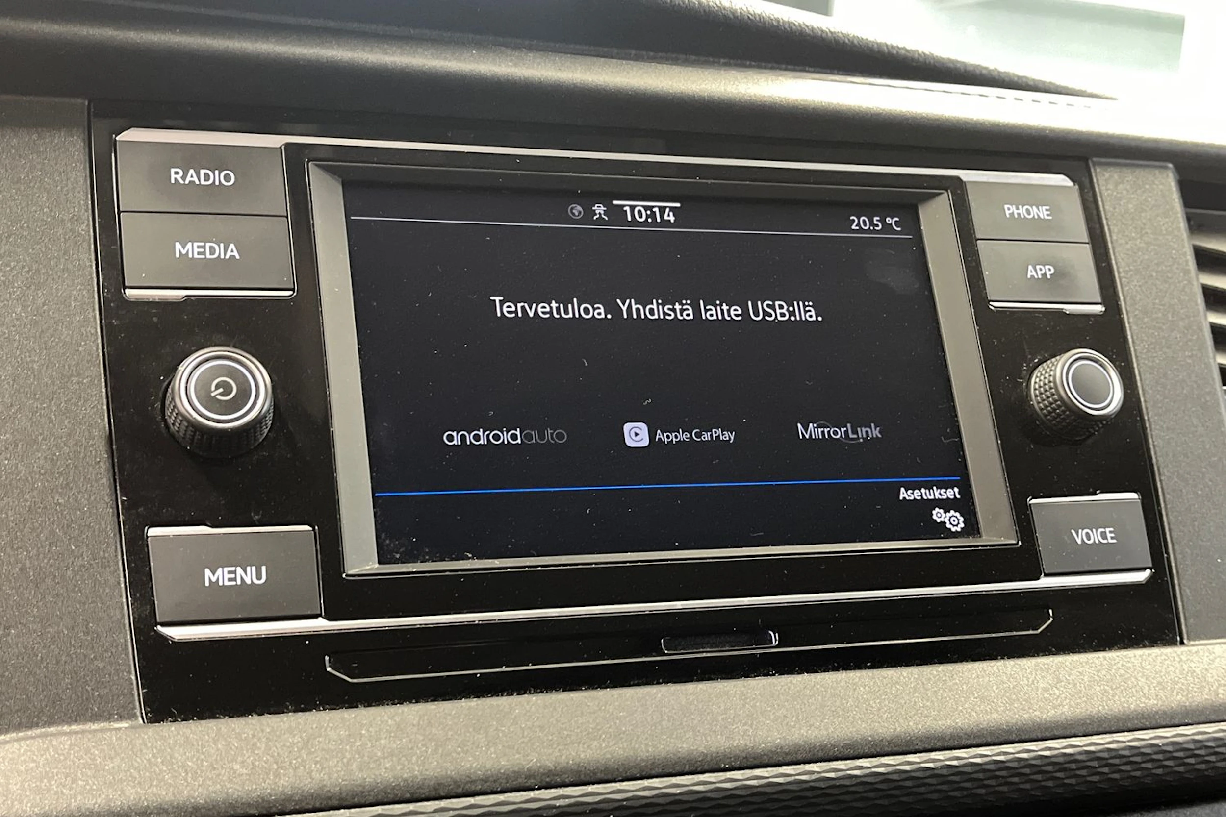 punainen Volkswagen Transporter 2022 kuva 27.