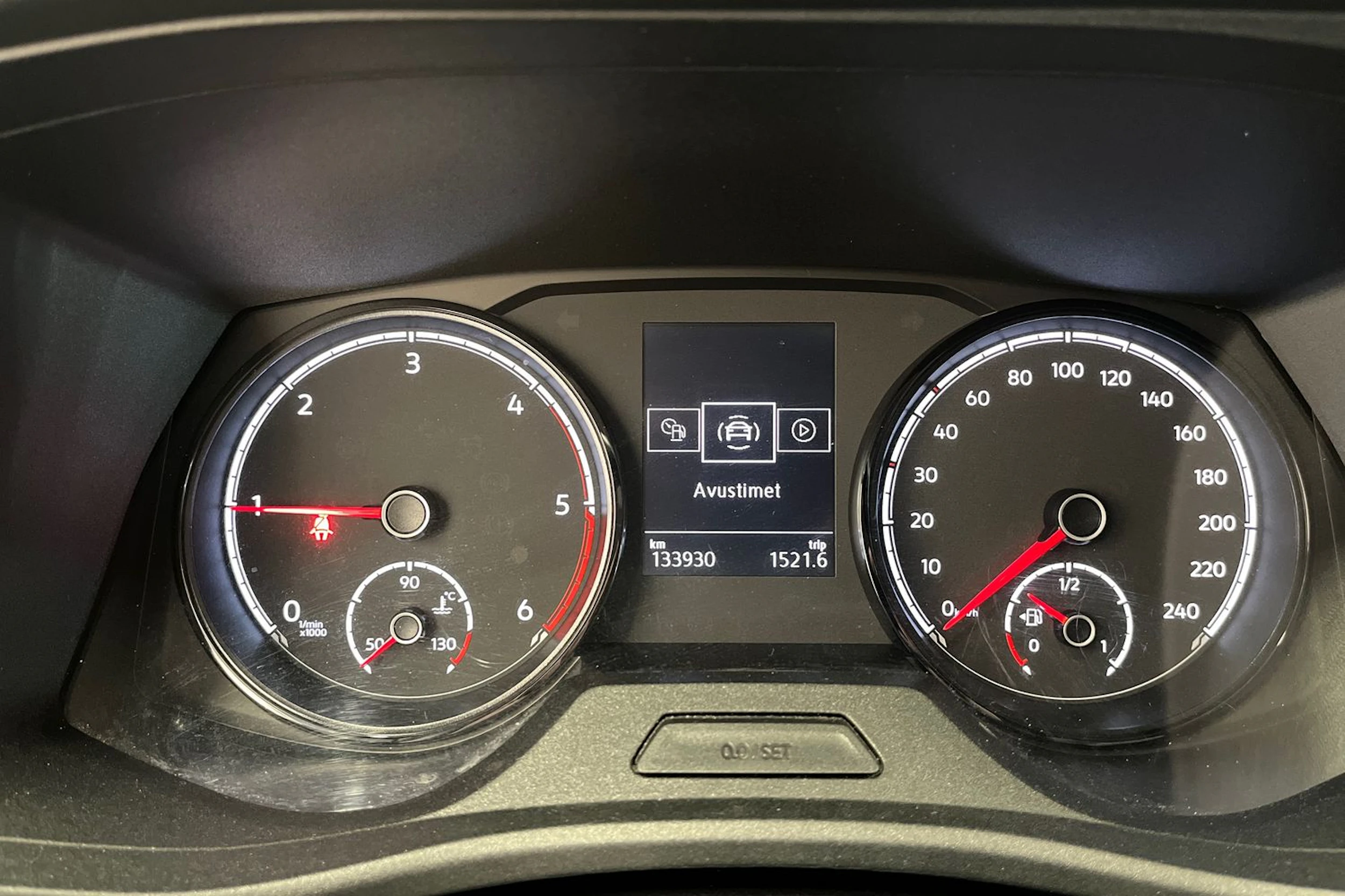 punainen Volkswagen Transporter 2022 kuva 28.