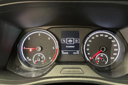 punainen Volkswagen Transporter 2022 kuva 28.