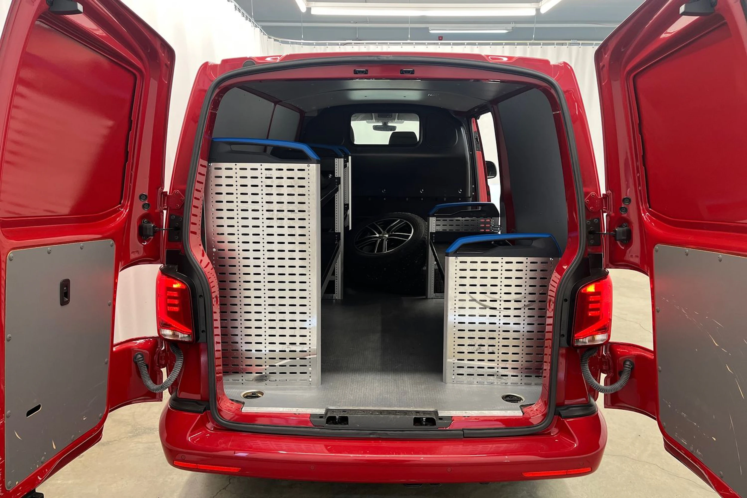 punainen Volkswagen Transporter 2022 kuva 29.