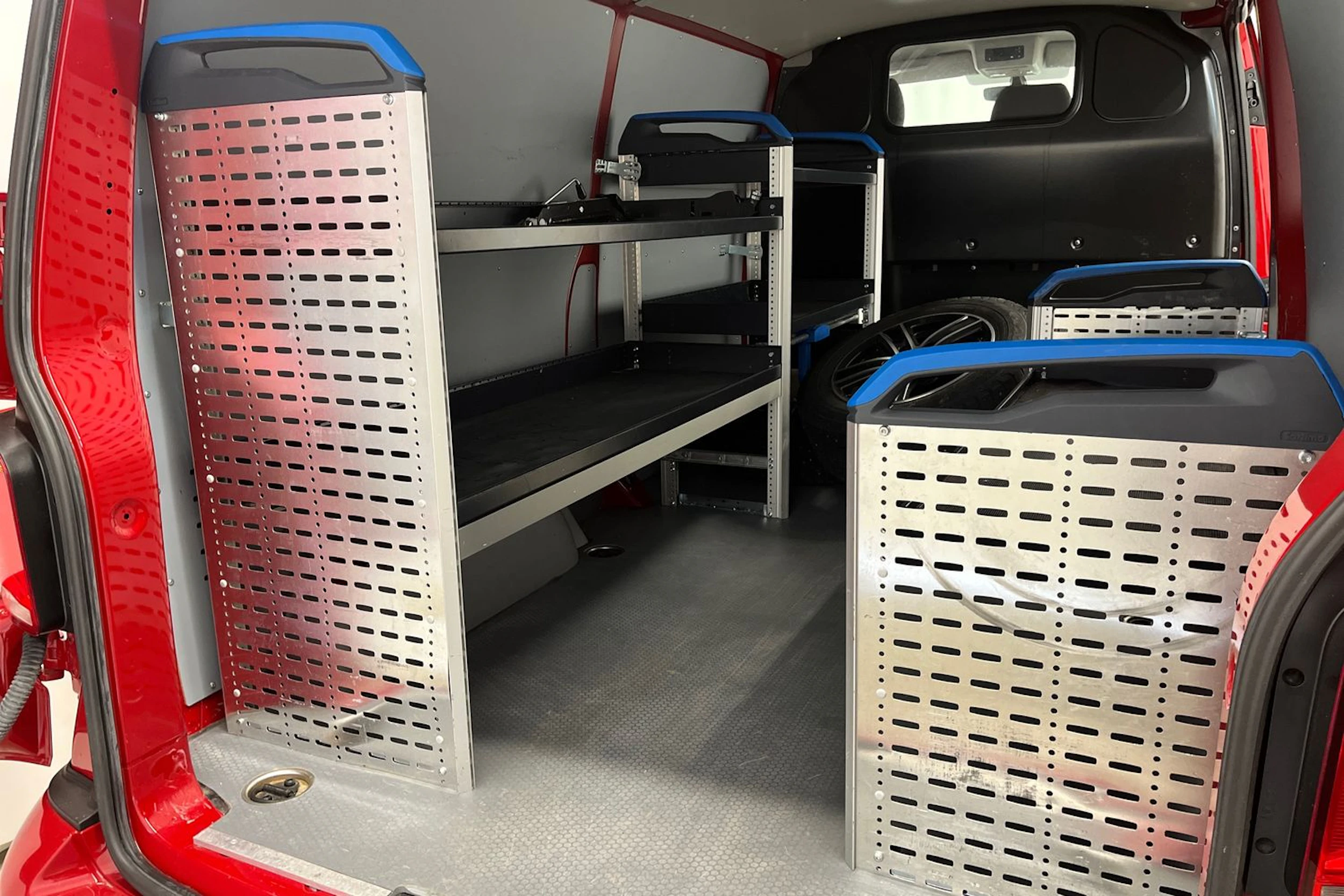 punainen Volkswagen Transporter 2022 kuva 30.
