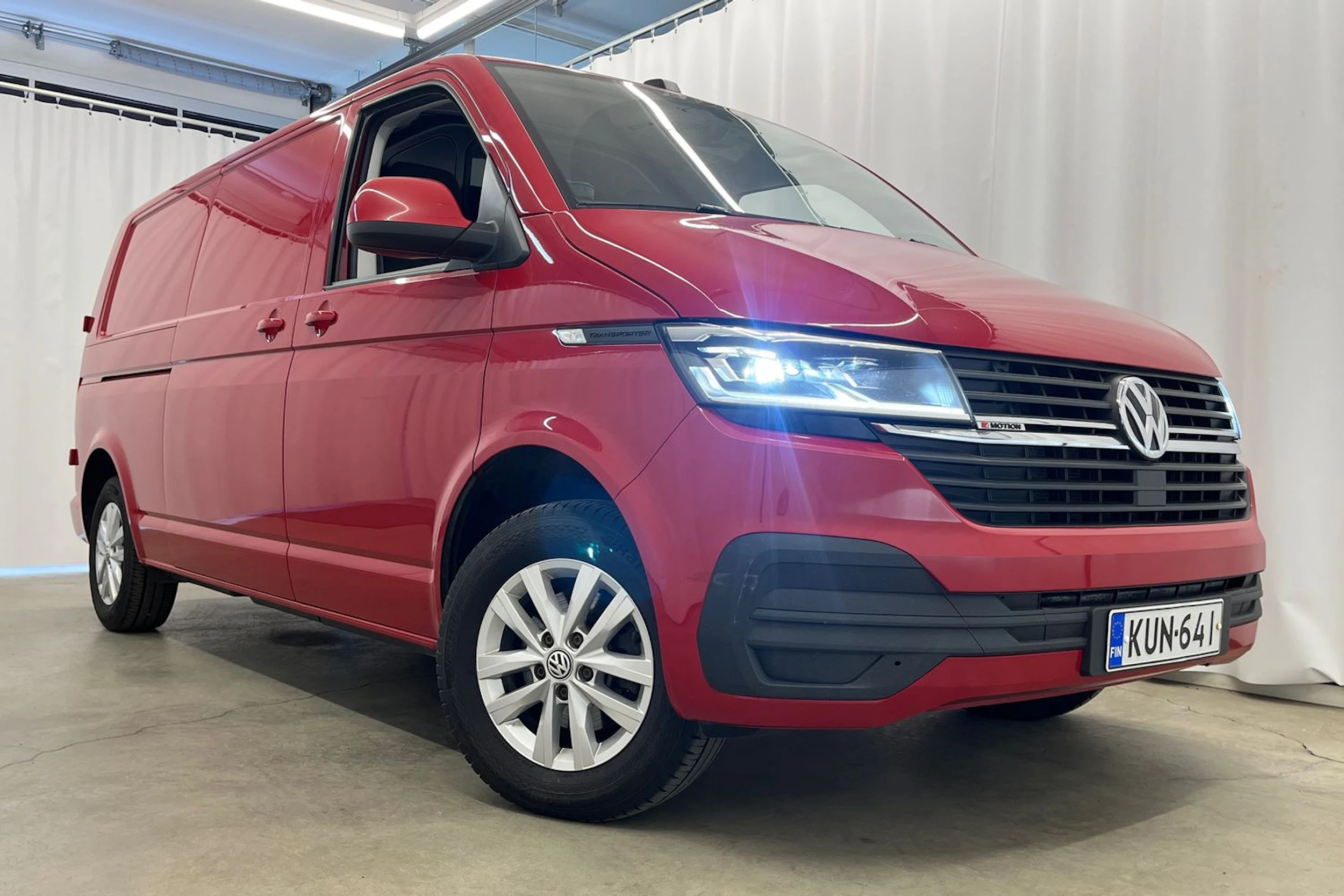 punainen Volkswagen Transporter 2022 kuva 31.