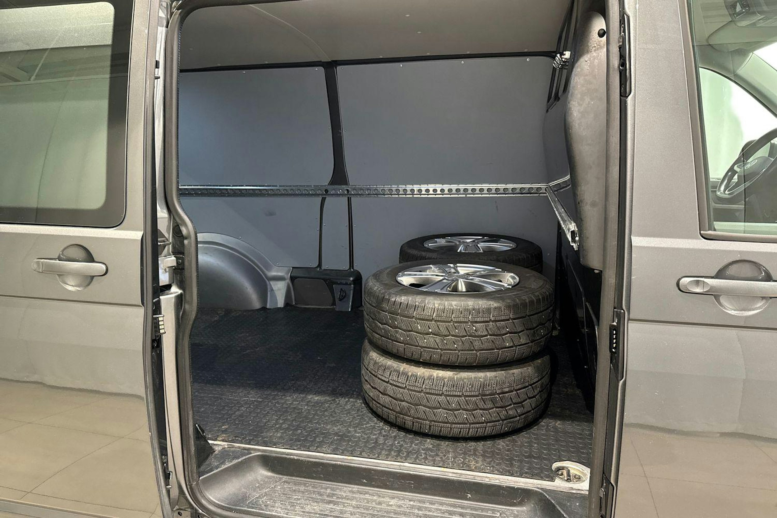 met. harmaa Volkswagen Transporter 2022 kuva 8.
