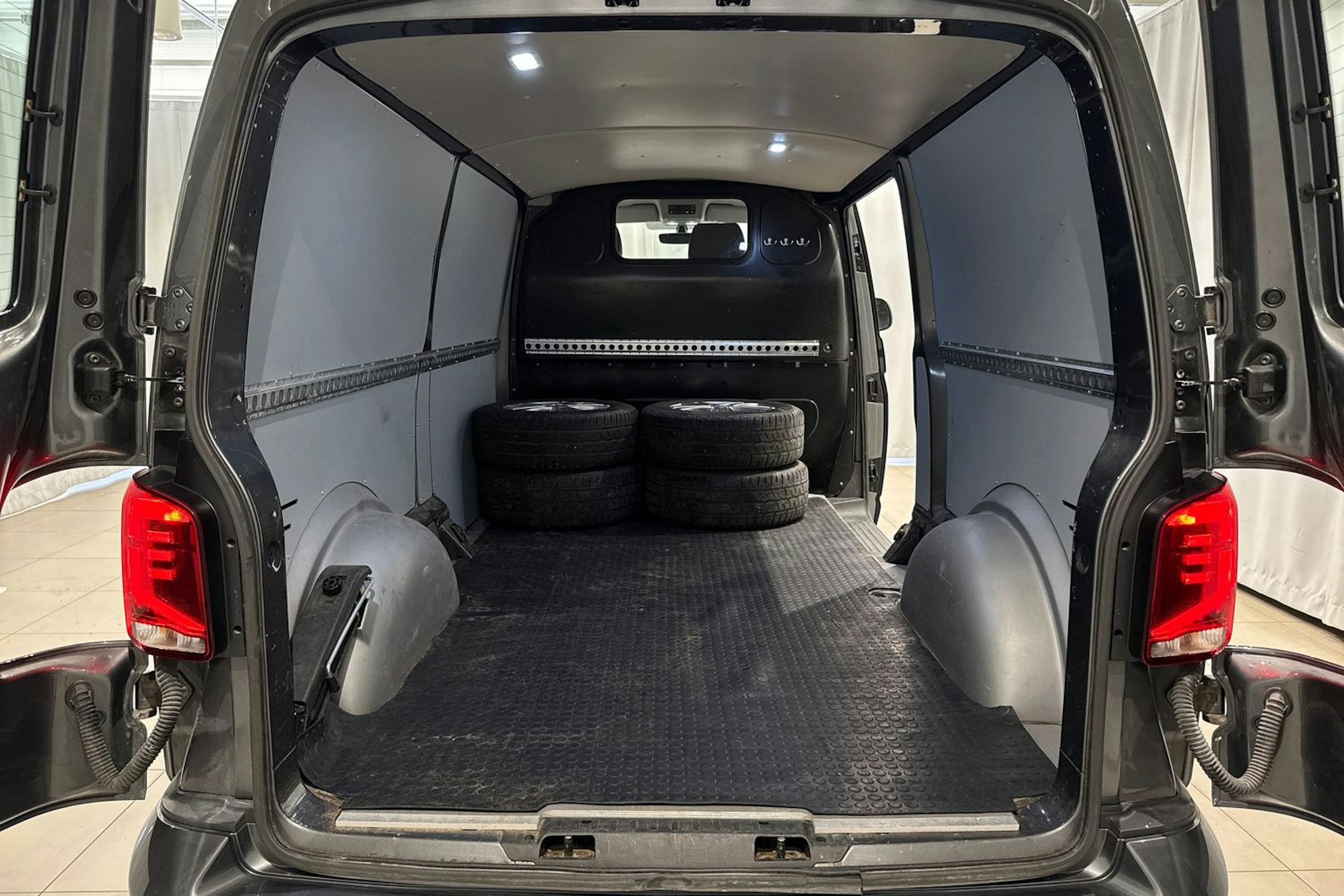 met. harmaa Volkswagen Transporter 2022 kuva 11.