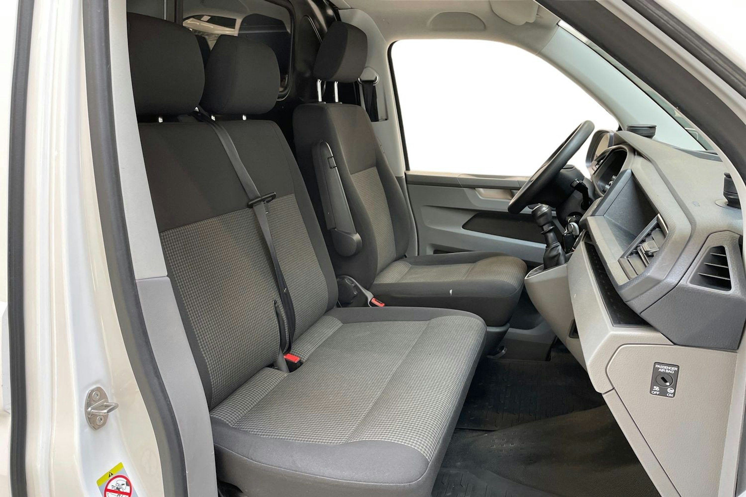valkoinen Volkswagen Transporter 2022 kuva 10.