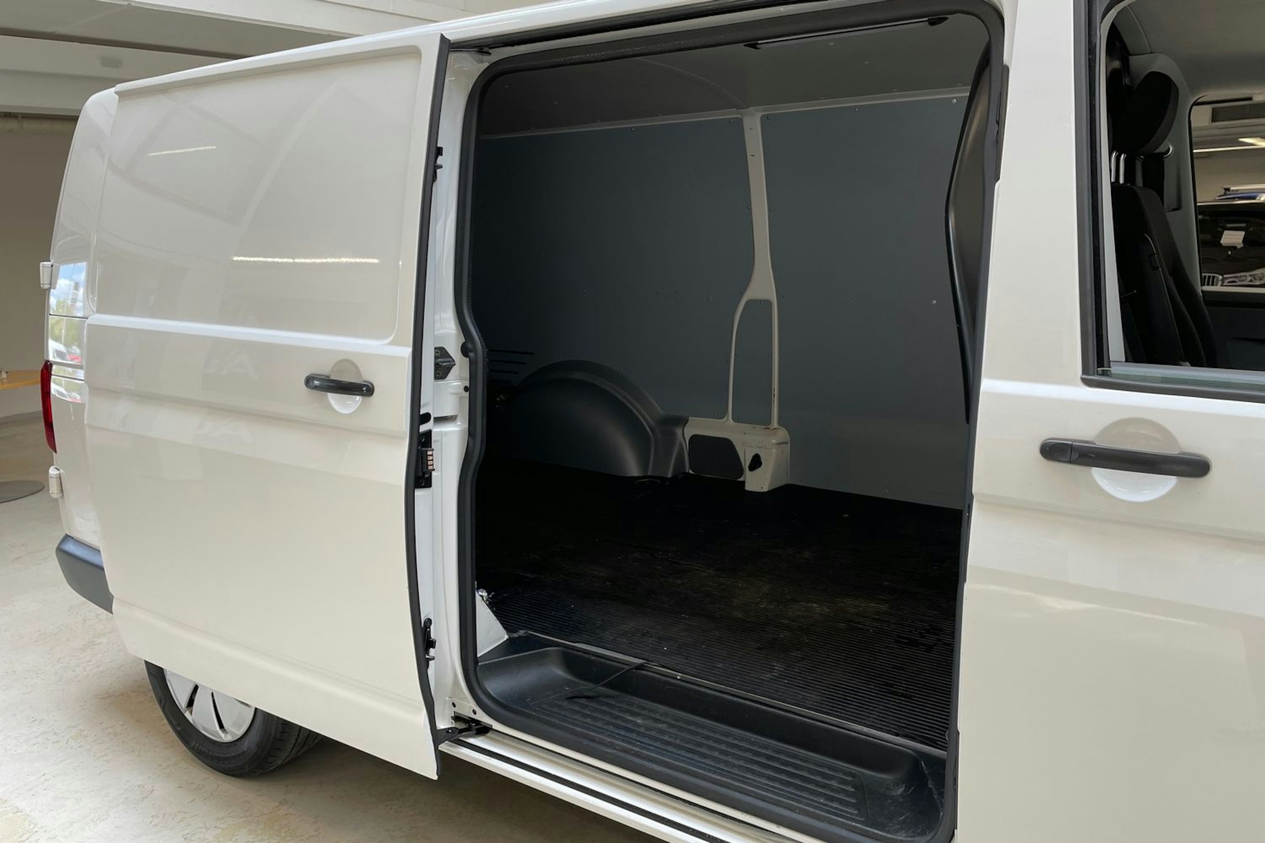 valkoinen Volkswagen Transporter 2022 kuva 13.