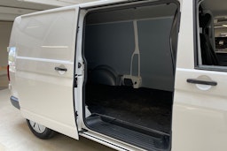 valkoinen Volkswagen Transporter 2022 kuva 13.