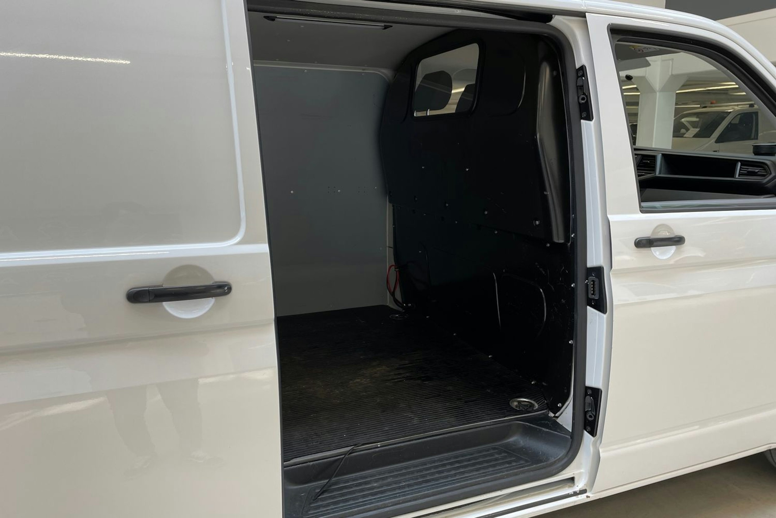 valkoinen Volkswagen Transporter 2022 kuva 14.