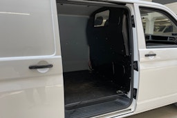 valkoinen Volkswagen Transporter 2022 kuva 14.
