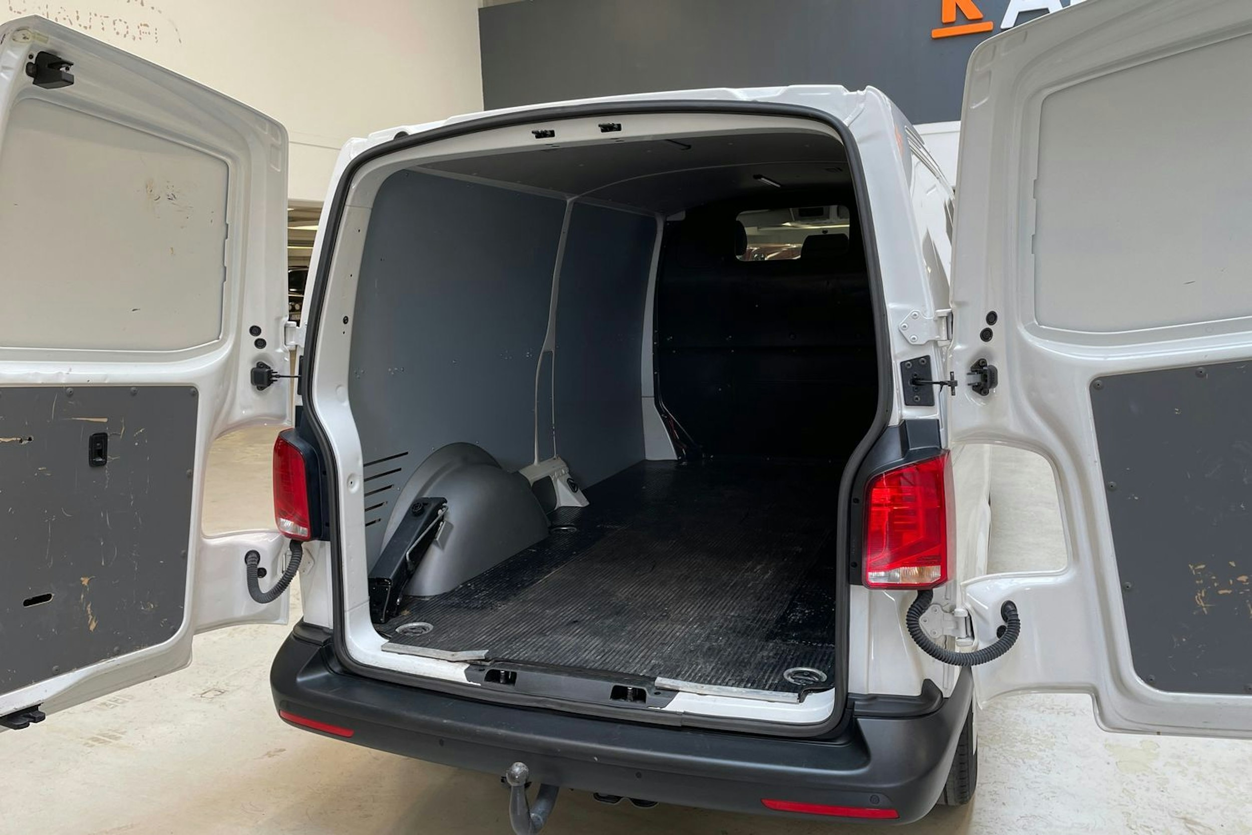valkoinen Volkswagen Transporter 2022 kuva 15.