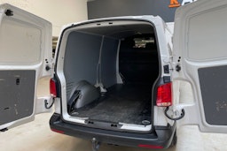 valkoinen Volkswagen Transporter 2022 kuva 15.