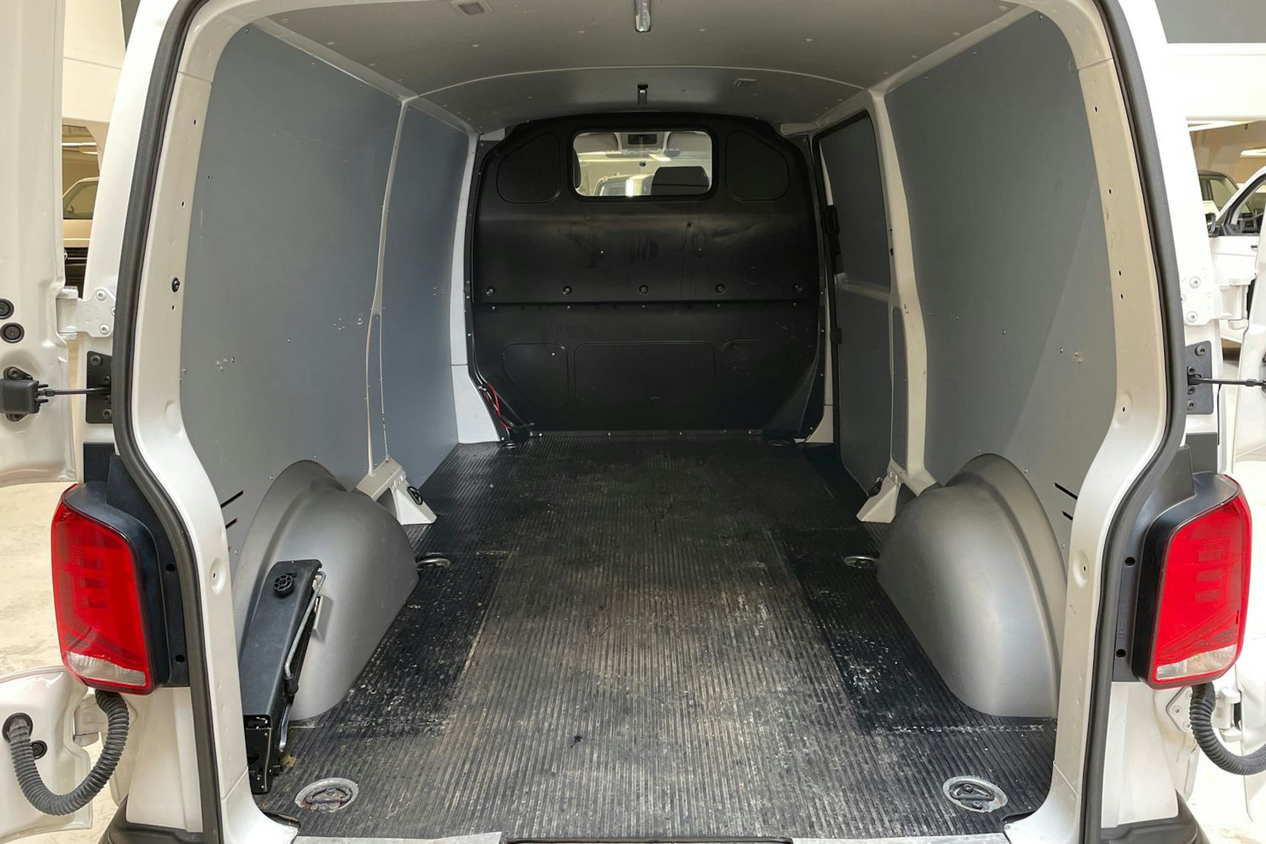 valkoinen Volkswagen Transporter 2022 kuva 16.