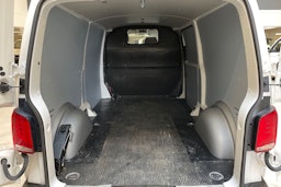 valkoinen Volkswagen Transporter 2022 kuva 16.