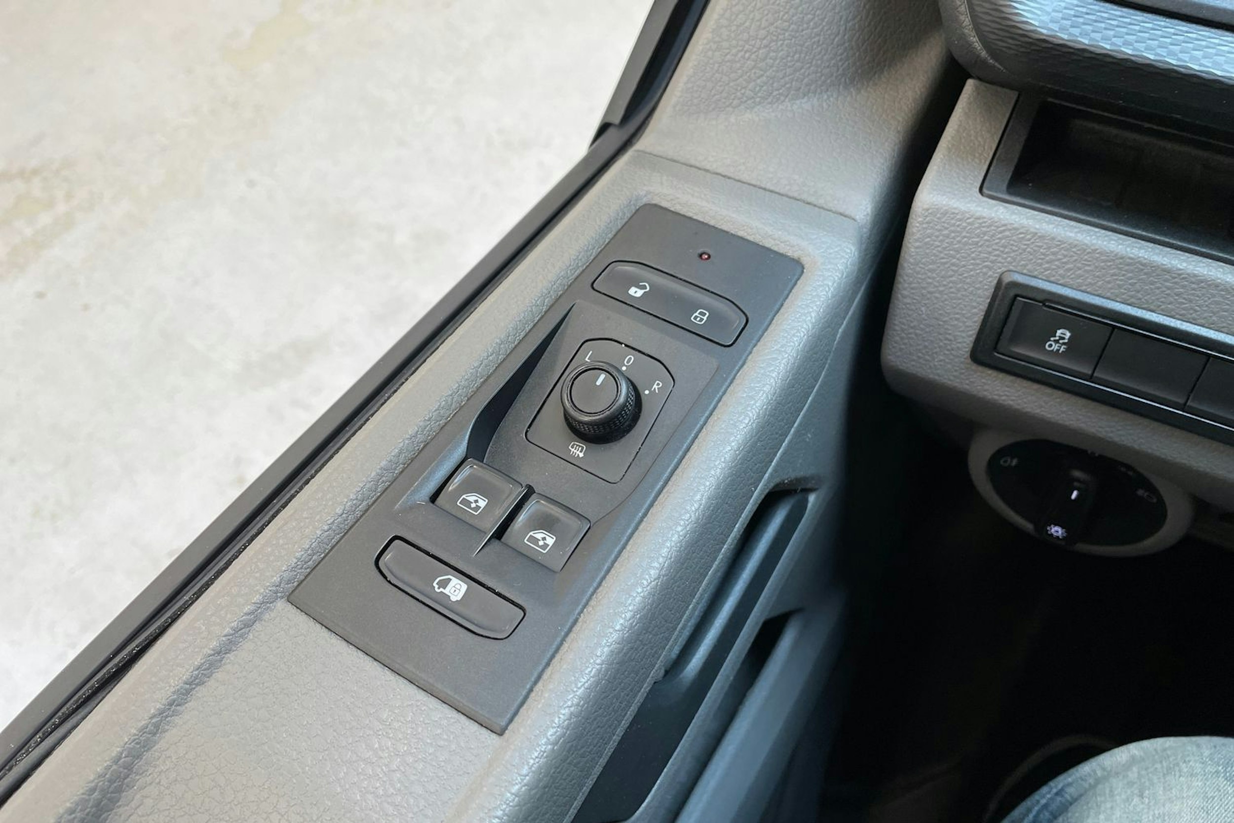 valkoinen Volkswagen Transporter 2022 kuva 18.