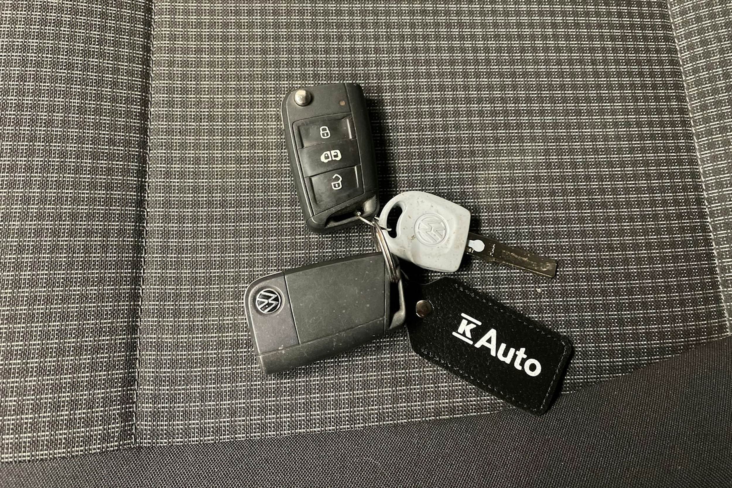 valkoinen Volkswagen Transporter 2022 kuva 23.