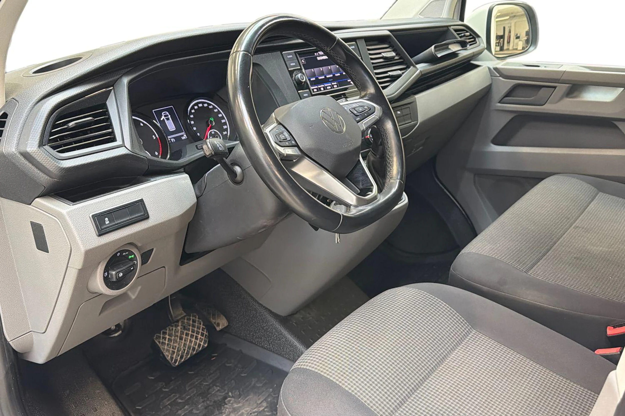 valkoinen Volkswagen Transporter 2022 kuva 8.