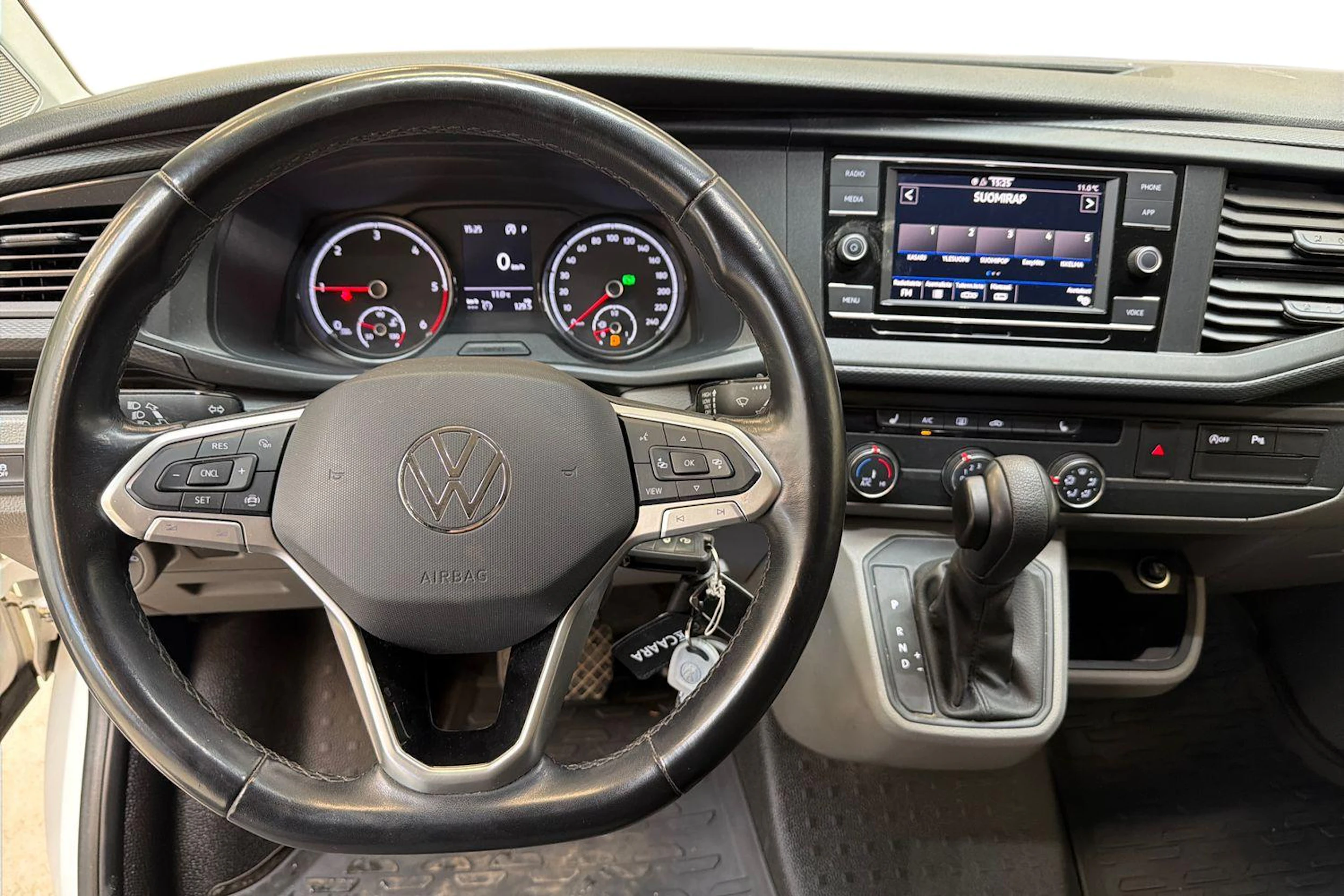 valkoinen Volkswagen Transporter 2022 kuva 9.