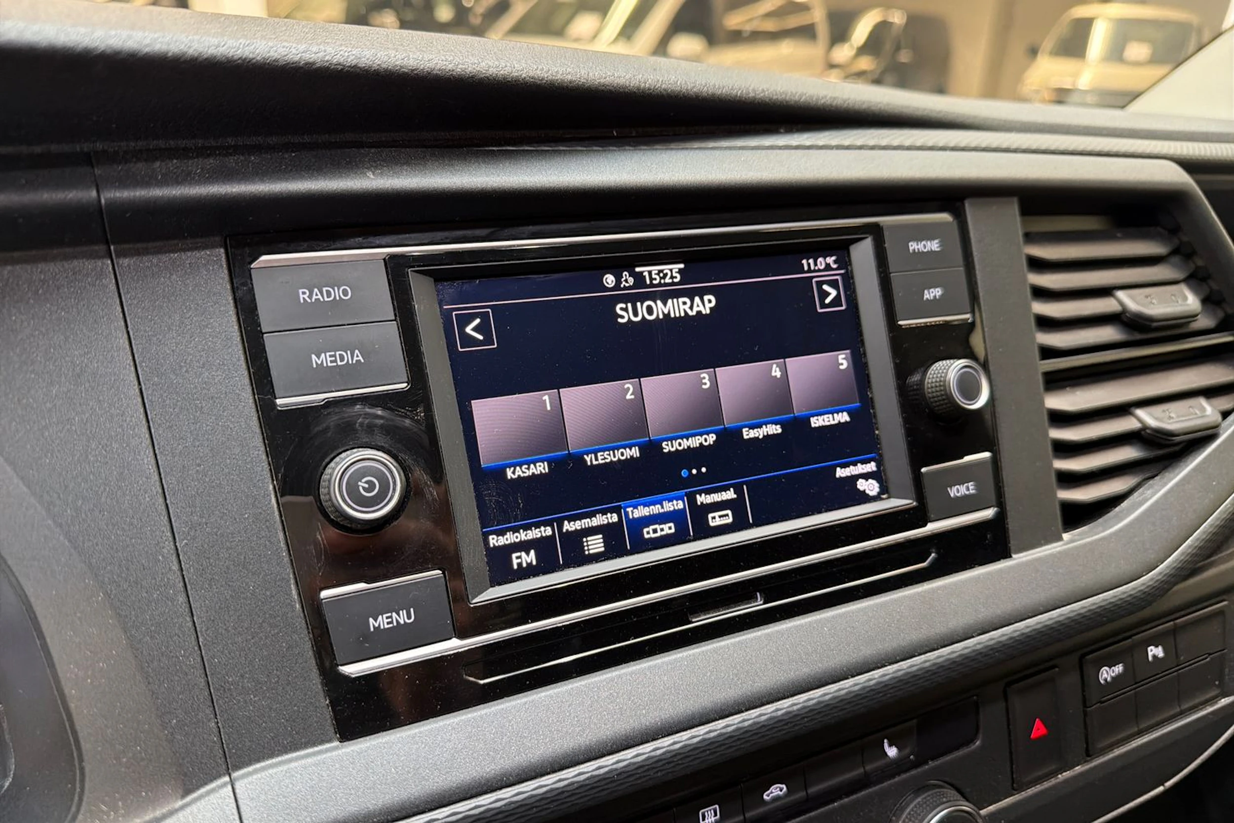 valkoinen Volkswagen Transporter 2022 kuva 15.