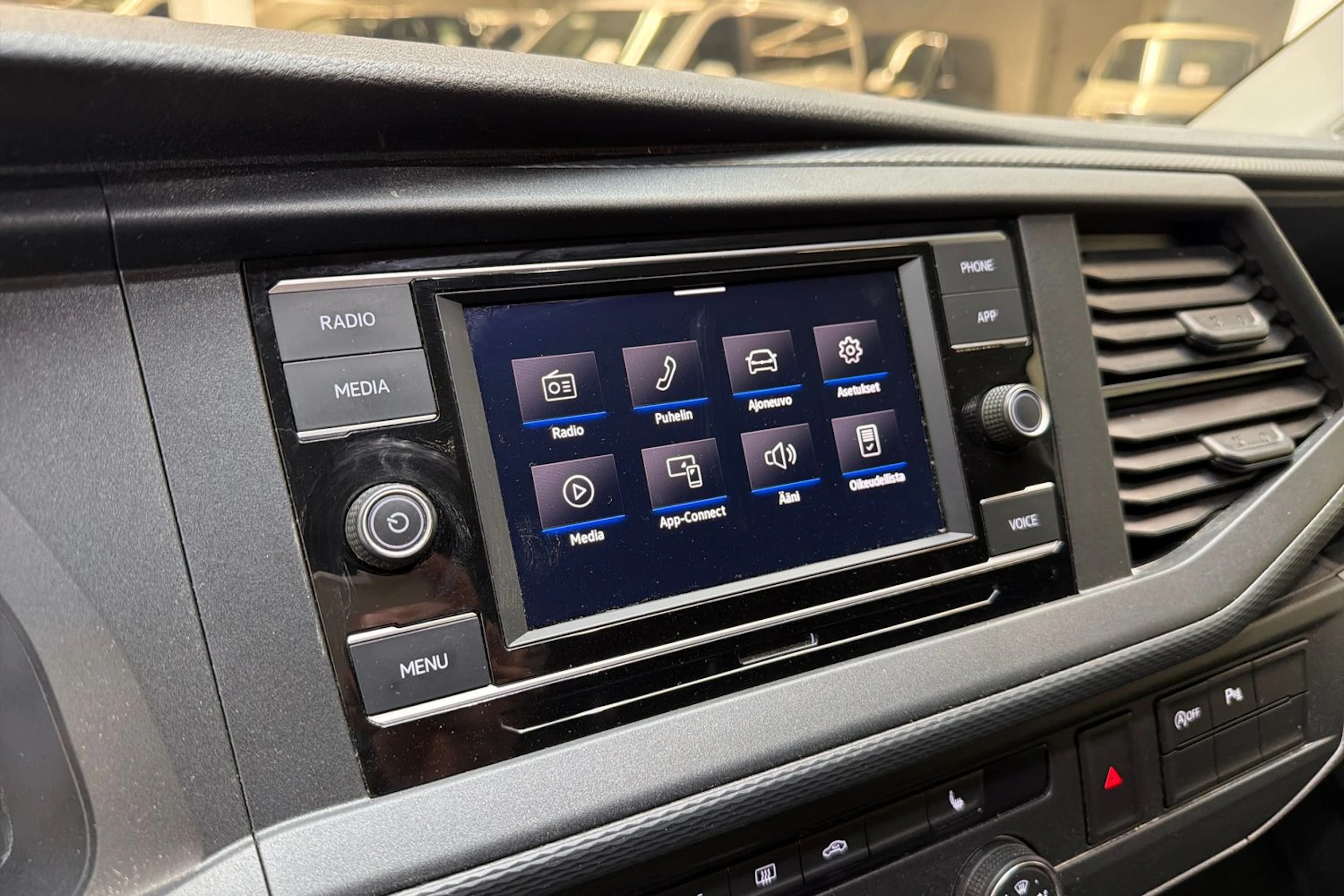 valkoinen Volkswagen Transporter 2022 kuva 16.